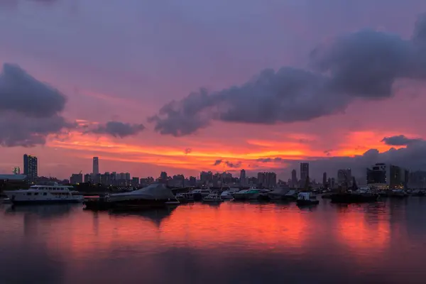 Hong Kong, Kwun Tong Limanı 'nda inanılmaz bir günbatımı yakalandı.