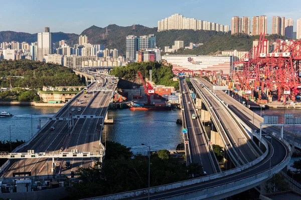 Hong Kong Kwai Chung konteyner terminalindeki yoğun trafiğin gün batımı görüntüsü.