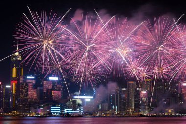 Çin Ulusal Günü 'nü kutlamak için yapılan harika havai fişek gösterisi..