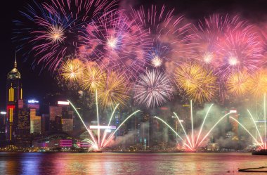 Çin Ulusal Günü 'nü kutlamak için yapılan harika havai fişek gösterisi..