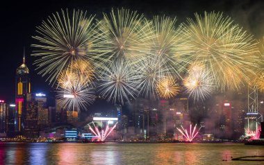 Çin Ulusal Günü 'nü kutlamak için yapılan harika havai fişek gösterisi..