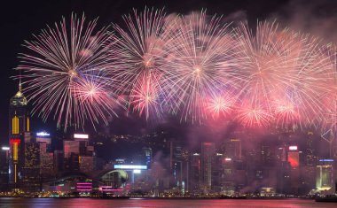Çin Ulusal Günü 'nü kutlamak için yapılan harika havai fişek gösterisi..
