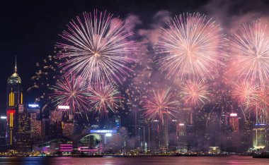 Çin Ulusal Günü 'nü kutlamak için yapılan harika havai fişek gösterisi..
