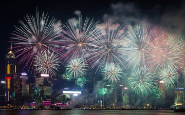 Çin Ulusal Günü 'nü kutlamak için yapılan harika havai fişek gösterisi..