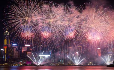 Çin Ulusal Günü 'nü kutlamak için yapılan harika havai fişek gösterisi..