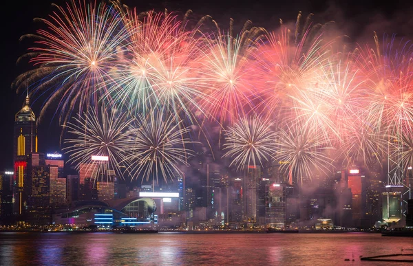 Çin Ulusal Günü 'nü kutlamak için yapılan harika havai fişek gösterisi..