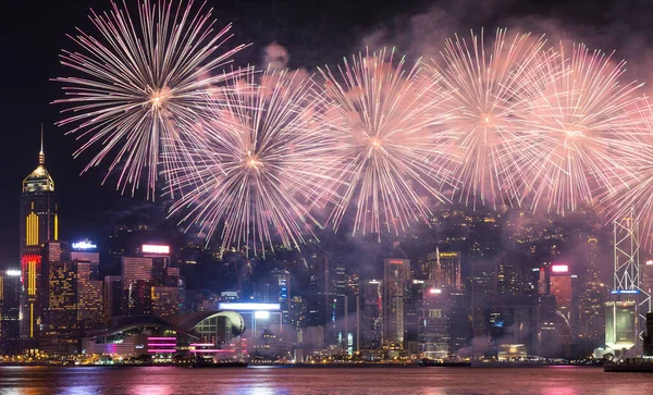 Çin Ulusal Günü 'nü kutlamak için yapılan harika havai fişek gösterisi..