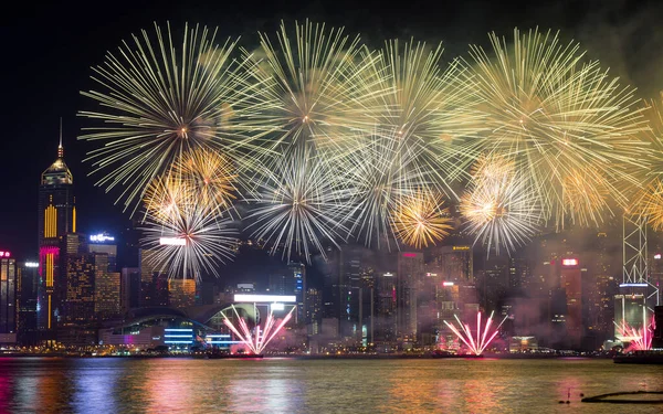 Çin Ulusal Günü 'nü kutlamak için yapılan harika havai fişek gösterisi..