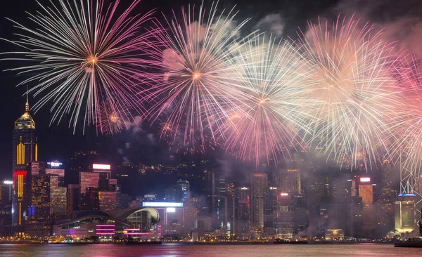 Çin Ulusal Günü 'nü kutlamak için yapılan harika havai fişek gösterisi..
