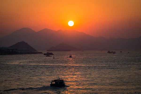 Tsim Sha Tsui, Hong Kong 'da güzel bir günbatımı ve gece görüntüsü