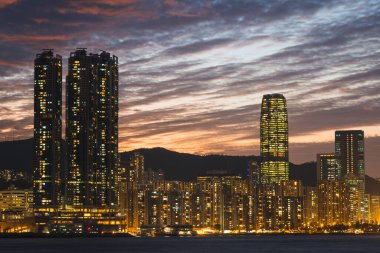 Harika bir günbatımı Lei Yu Mun, Hong Kong 'da müthiş bulutlar yakaladı.