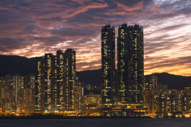 Harika bir günbatımı Lei Yu Mun, Hong Kong 'da müthiş bulutlar yakaladı.