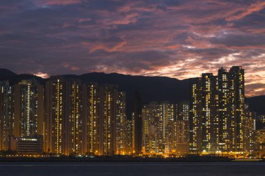 Harika bir günbatımı Lei Yu Mun, Hong Kong 'da müthiş bulutlar yakaladı.