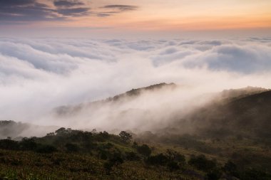 Hong Kong, Tai Mo Shan 'da bulutların yükseldiği görkemli bir gün doğumu.