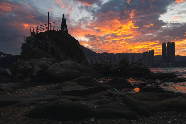 Harika bir günbatımı Lei Yu Mun, Hong Kong 'da müthiş bulutlar yakaladı.