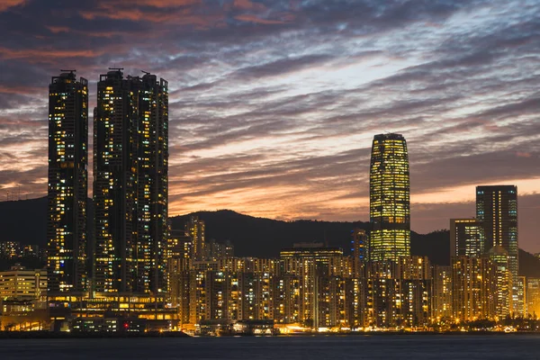 Harika bir günbatımı Lei Yu Mun, Hong Kong 'da müthiş bulutlar yakaladı.