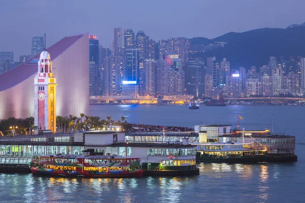 Tsim Sha Tsui, Hong Kong 'da çok güzel bir sihirli saat yakalandı.