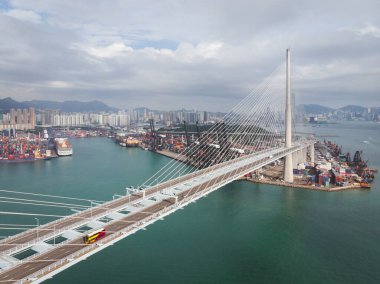 Hong Kong 'daki Ting Kau Köprüsü' nü ele geçiren bir İHA saldırısı.