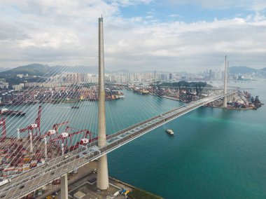 Hong Kong 'daki Ting Kau Köprüsü' nü ele geçiren bir İHA saldırısı.