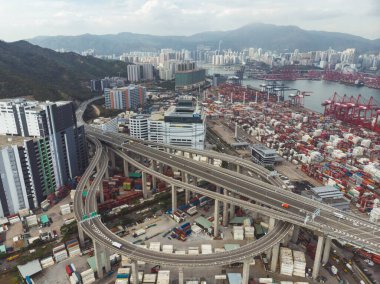 Hong Kong 'daki Ting Kau Köprüsü' nü ele geçiren bir İHA saldırısı.