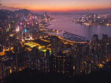 Braemar Hill, Hong Kong 'da günbatımını ve sihirli saati gösteren bir hava görüntüsü.