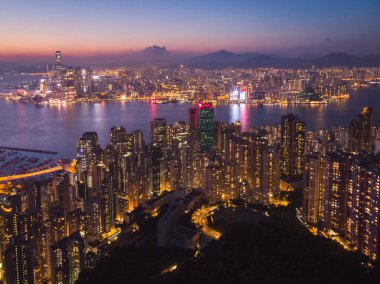 Braemar Hill, Hong Kong 'da günbatımını ve sihirli saati gösteren bir hava görüntüsü.