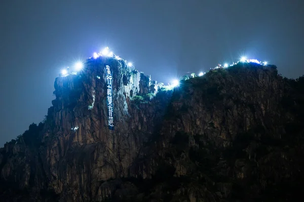 Hong Kong 'lular özgürlük mücadelesindeki kararlılıklarını göstermek için Aslan Kayası' na tırmandılar.