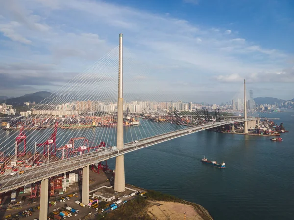 Hong Kong 'daki Ting Kau Köprüsü' nü ele geçiren bir İHA saldırısı.
