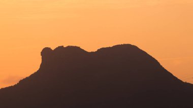 Güzel günbatımı Hong Kong 'un ünlü simgesi Aslan Kayası' nı yakalıyor. Hong Kong 'un tutarlılığını temsil ediyor. 