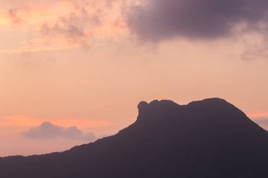 Güzel günbatımı Hong Kong 'un ünlü simgesi Aslan Kayası' nı yakalıyor. Hong Kong 'un tutarlılığını temsil ediyor. 