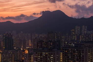 Güzel günbatımı Hong Kong 'un ünlü simgesi Aslan Kayası' nı yakalıyor. Hong Kong 'un tutarlılığını temsil ediyor. 