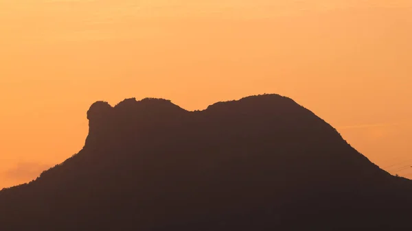 Güzel günbatımı Hong Kong 'un ünlü simgesi Aslan Kayası' nı yakalıyor. Hong Kong 'un tutarlılığını temsil ediyor. 