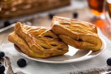 Tahta bir masada, bir tabakta.