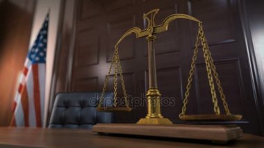 Mahkemede adaletin terazisi Dengeleme. Arka planda Amerikan bayrağı.