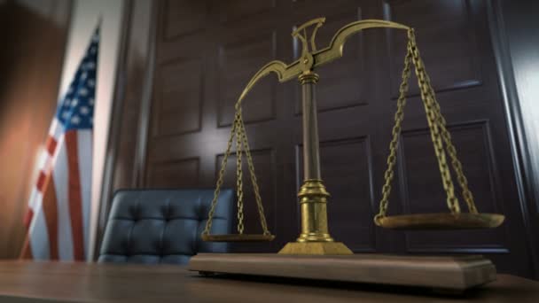 Balancing Scales of Justice in The Court. Drapeau américain en arrière-plan . — Video