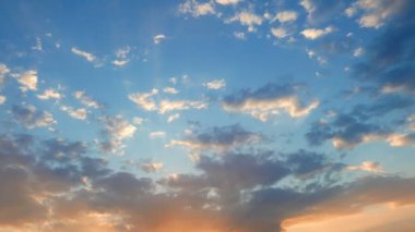 Renkli bulutlu gökyüzü Timelapse görüntülerini günbatımında çarpıcı. Bulutlar farklı yönlere hareket ediyor.