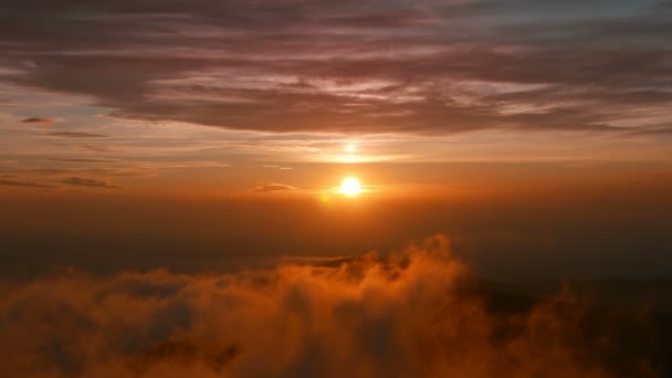 Lever de soleil parfait dans les montagnes avec des nuages brumeux se déplaçant rapidement. Images 4k 