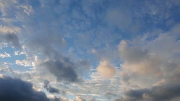 夕日にカラフルな曇り空のタイムラプス映像を見事な 別の方向に移動する雲 — ストック動画