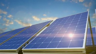 Güneş panelleri tarafından yeşil enerji üretimi. Kamera yavaş yavaş güneş panelleri tarlada taşır. Loopable