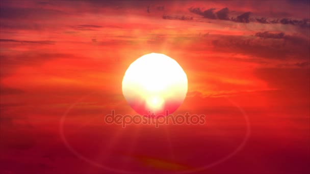 大きな 大きな 巨大な巨大な太陽をズームの時間経過を閉じます オレンジ色 赤空夕日太陽雲タイムラプス 大きな太陽のクローズ アップ ダウンして 低下して運動 ゴールドの太陽時間の経過 — ストック動画