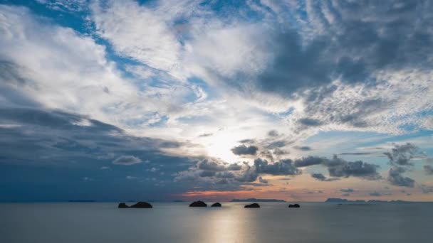 Poruszające Się Chmury Nad Morzem Refleksją Nad Filmem Wodnym — Wideo stockowe