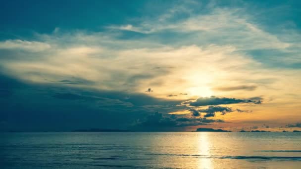 Nubes Movimiento Sobre Mar Con Reflexión Sobre Vídeo Stock Agua — Vídeos de Stock