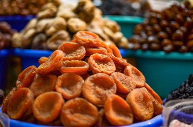 Pazarda kurutulmuş kayısı ve fındık.