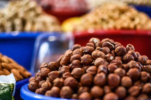 Piyasada bir sürü fındık var.