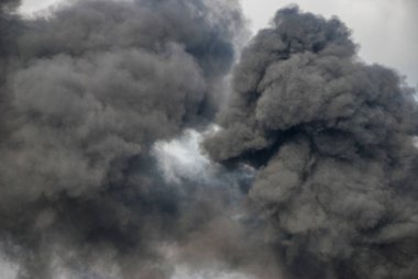 Duman ateşi şehirde siyah duman bulutları siyah duman dumanı dumanı duman bulutları duman bulutları duman bulutları duman bulutları bulutlar duman bulutlar ve bulutlar