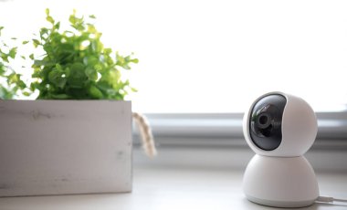 Kapalı alan CCTV kablosuz IP güvenlik kamerası, 360 derece dönen kafa, güvenlik sistemi konsepti izleme ve koruma, akıllı telefon ile çevrimiçi kontrol.