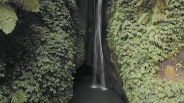 Endonezya 'daki Bali' deki Tabanan Regency 'deki Leke Leke Şelalesi' nin hava görüntüsü. Ormanın derinliklerindeki gizli şelale. Seyahat ve seyahat konsepti. Doğada güzellik.