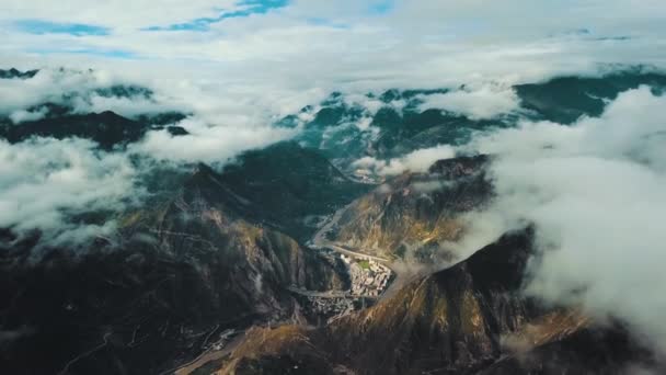 Epica Vista Aerea Cinematografica Della Piccola Città Cinese Circondata Montagne — Video Stock