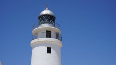 Mavi gökyüzüne karşı beyaz ışık evini kapat.