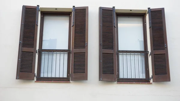 Два Відкритих Балкони Проти Фасаду Житлового Будинку — стокове фото